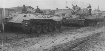 Rare photo of an early Bergepanther doing it's job of recovering a Tiger1