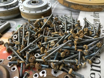 so much screws for this road wheels