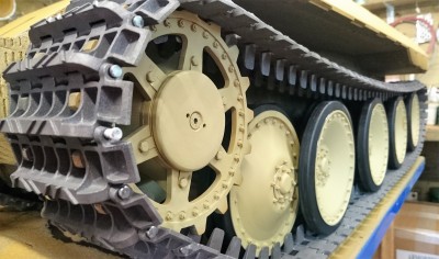 The loose track pin head is painted white for obvious reasons.