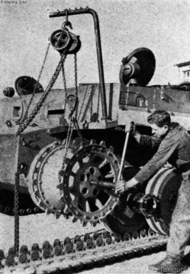 Crane for replacing the sprocket on the Tiger 1.jpg