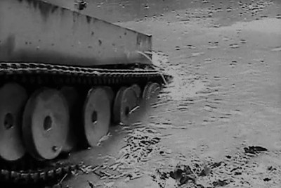 1_6th scale Tiger2 recovering a Tiger1 from a lake.(Armortek)-GGDL2LbktYE_x264_Moment(5).jpg