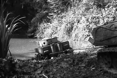 1_6th scale Tiger2 recovering a Tiger1 from a lake.(Armortek)-GGDL2LbktYE_x264_Moment(11).jpg