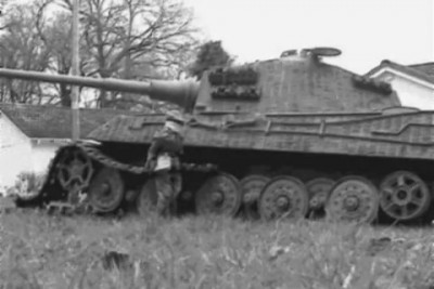 A Tiger1 recovering a mine damaged Tiger2 (Armortek)-6ruD82QuT_E_x264_Moment(8).jpg