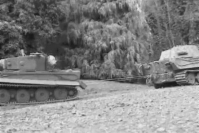 A Tiger1 recovering a mine damaged Tiger2 (Armortek)-6ruD82QuT_E_x264_Moment(25).jpg