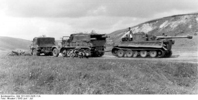 look at the size of the thing next to a Tiger 1