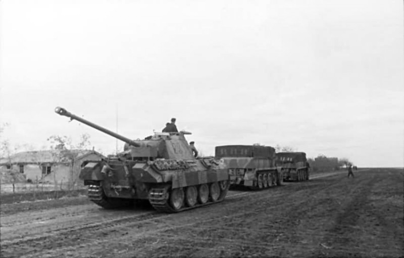 Panther_number_231_towed_by_SdKfz_9_Famo.jpg