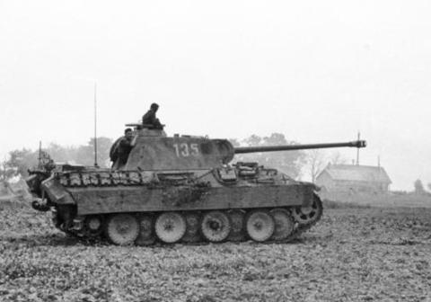 Bundesarchiv_Bild_101I-696-0432-13,_Polen,_Panzer_V_'Panther'_auf_dem_Feld.2.jpg