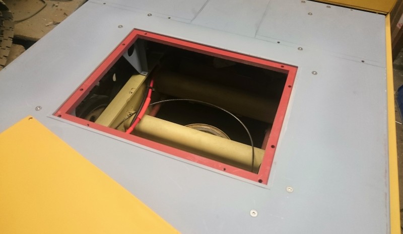 Through this hatch you can access any wiring, the smoke unit (in my case) and the winch. The air tanks and the back of the gear box can be on show at shows.