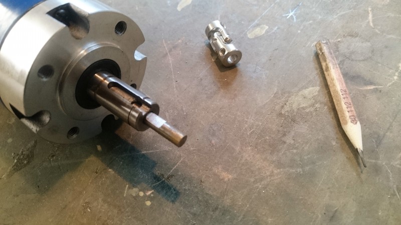 First I drilled a 6 mm hole to take the union shaft . Then I've used the key way to guide the M4 tapping drill, this passing right through the shaft.