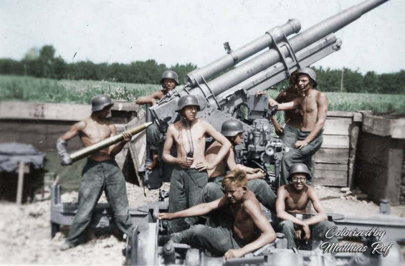 german-anti-aircraft-artillery-crew-pose-with-their-88mm-flak-gun-1941 (1).jpg