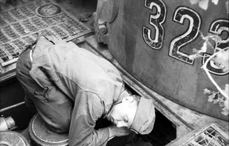 Tiger_tank_number_323_2.jpg