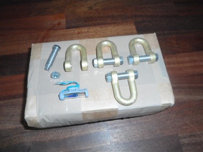 Some u-shackles and one convoy light.