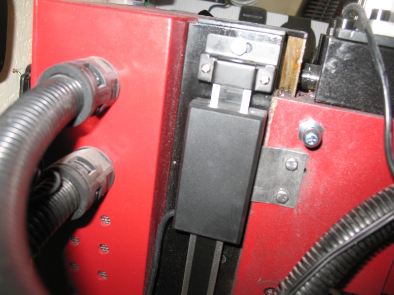Z axis fitted to the head and top fitting for the gas strut