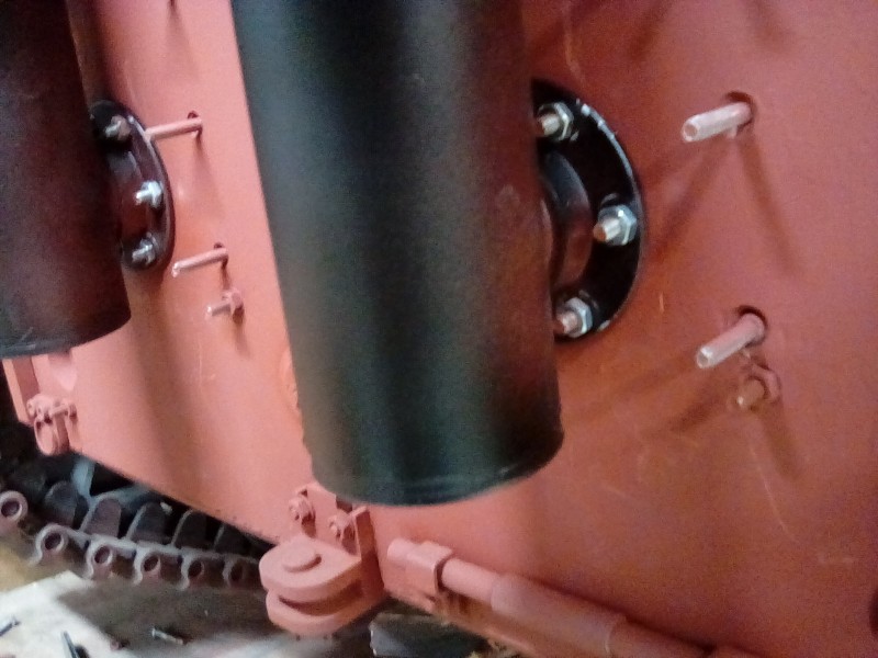 I do like the exhaust stack mounts done this way, it's very much like the real thing and gas tight to.