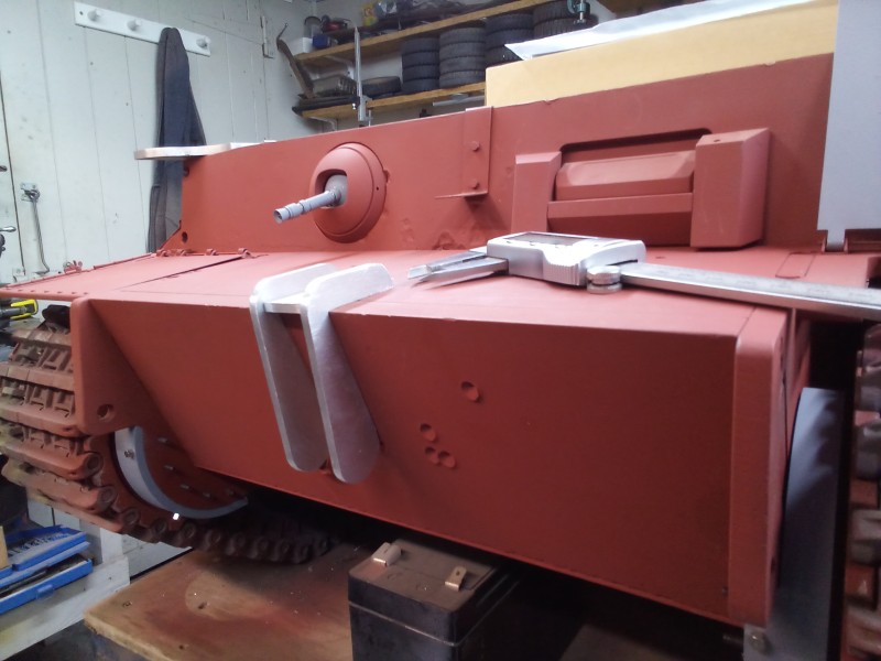 Most of the small scale kits don't include the front towing point but the period photos show the only known Bergetiger really did have it fitted.