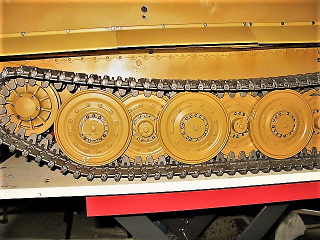 Right track side view (rear part).