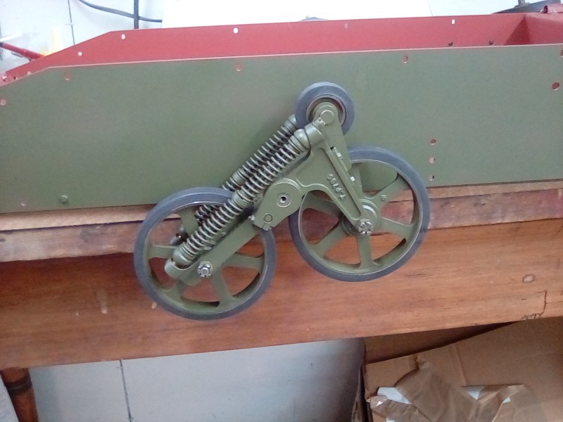 I presume that this bogie swivels on the fixed shaft but it can't right now as the fixed shaft is to short.