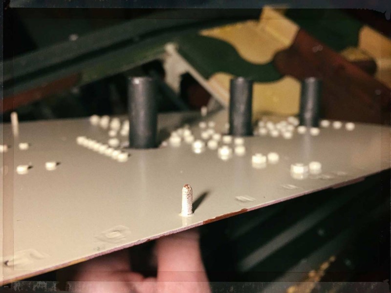 Four pins to position the roof