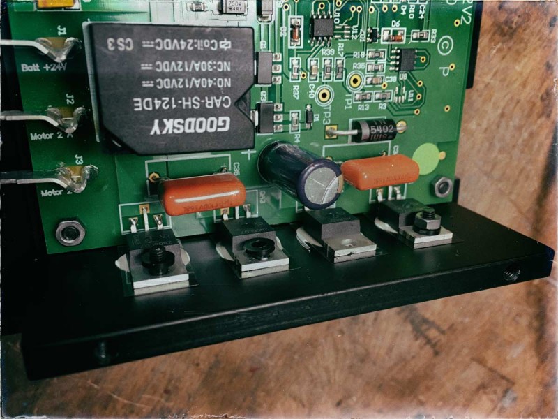While checking the drive unit, I noticed that one of the MOSFETs was not screwed to its cooling element. I fixed this immediately.