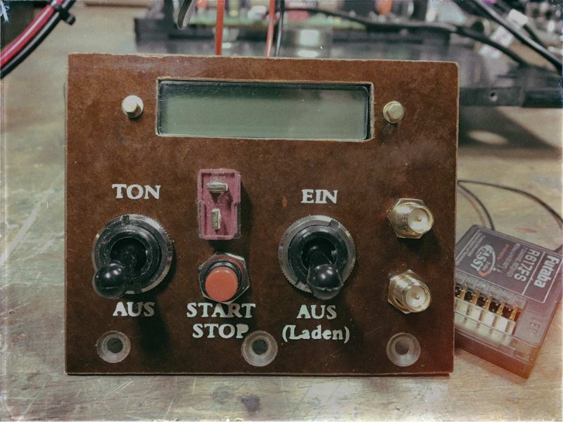 For the 100-year-old look, the control panel was made of Pertinax, a paper mixed with plastic that used to be used for electronics or tube radios.