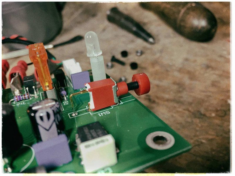 Push-button switch which needs to be desoldered