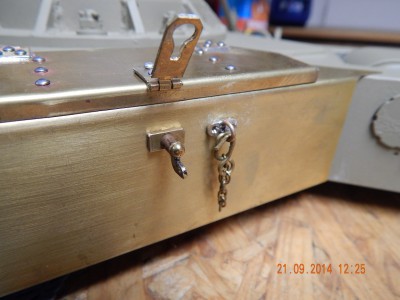 chest locking mechanism and hinge made