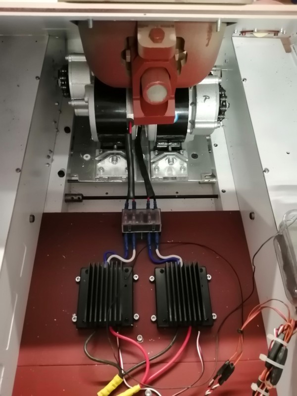 Twin Robbe 40 Amp speed controllers feeding through 40 Amp fuses