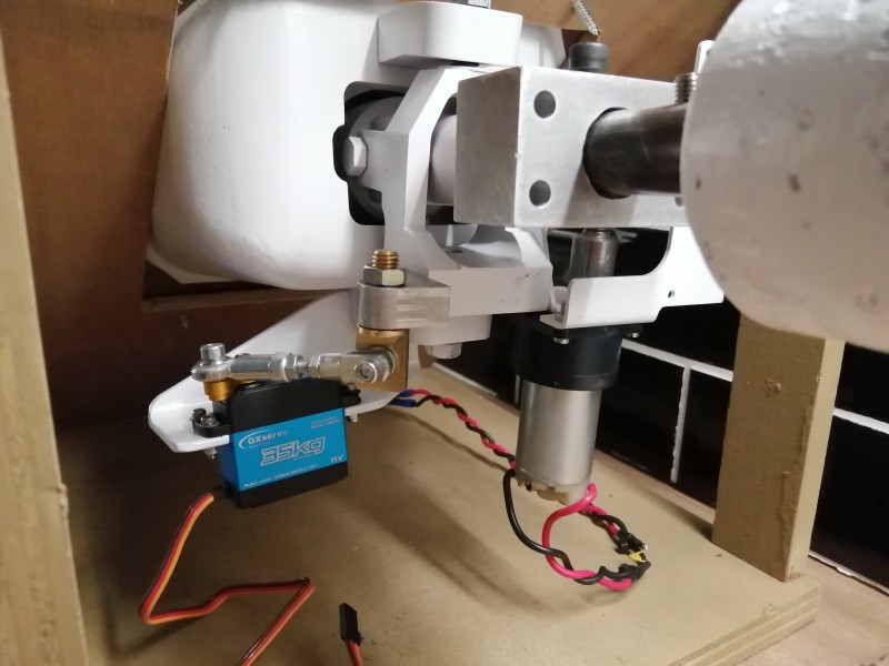 Servo is mounted on a custom design steel bracket bolted to lower slew pivot block