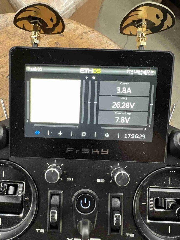 A test where the top should motors at maximum on a bench test and the middle the LiFePo4 pack voltage.