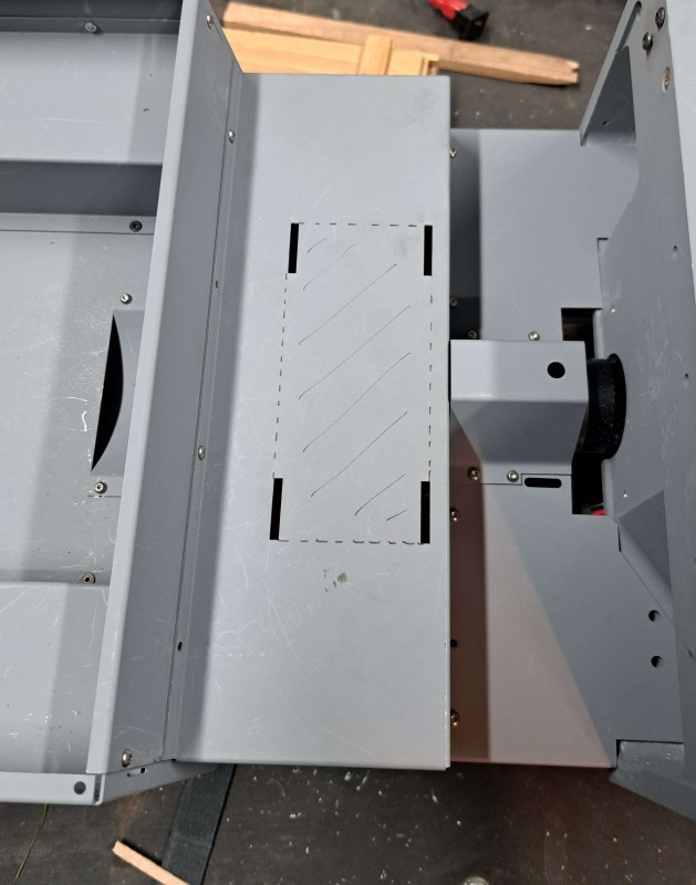 Cover battery with centre section. marked area is where the hatch is going. Note the m2.5 btn's, so it all fits nicely.