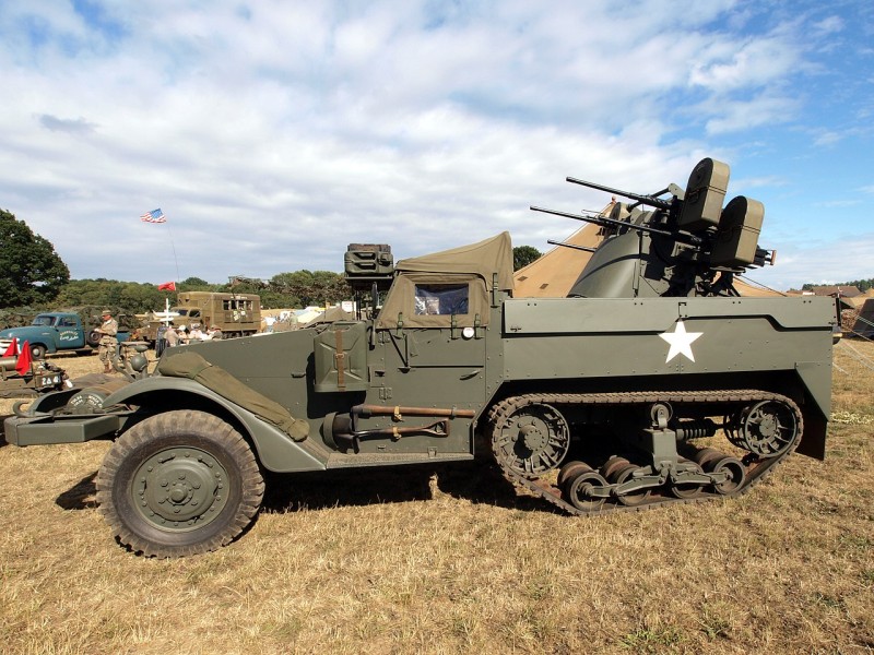 1280px-White_halftrack_with_AAA_pic2.jpeg