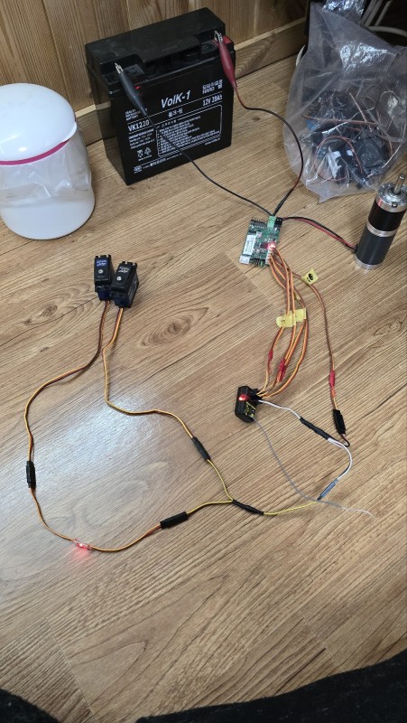 The horizontal control of the turret by gsu is too simple to apply. However, in order to control the vertical by applying double servo, I practice setting by branching directly from the receiver using one reverse switch and two y-connectors