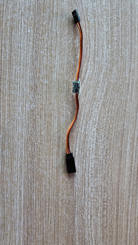 Servo signal reverse switch