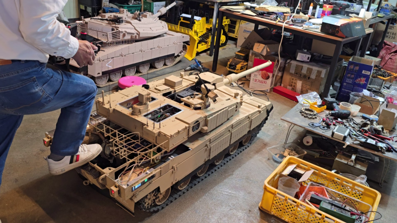 I pressed the back of the tank with my foot to check whether the main gun is vertical stabilization