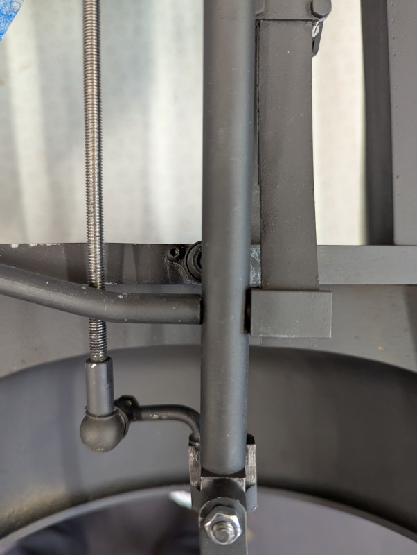 Axle at maximum travel, not hitting the stop top dead centre