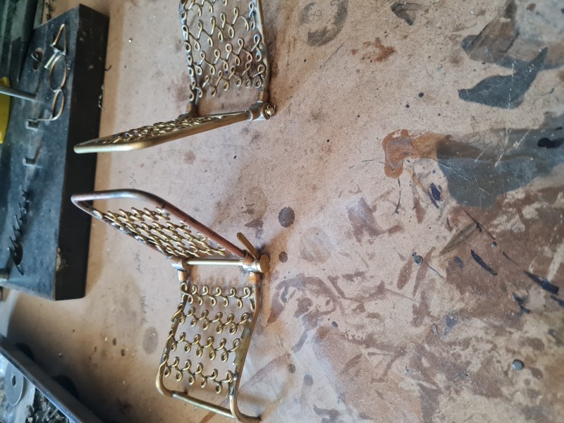 Back to back showing the adjustment handel and split pin