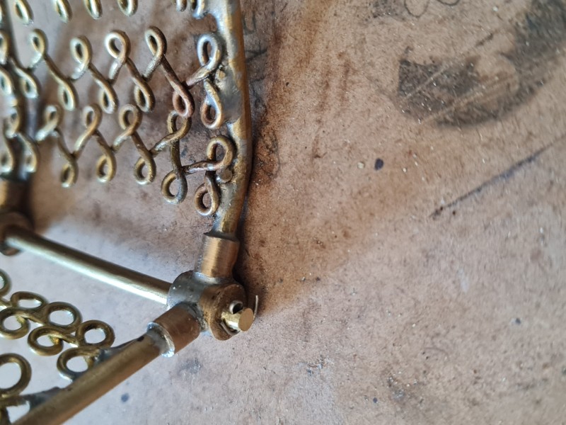 Showing the split pin