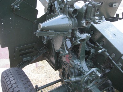 CLOSE UP OF 25 POUNDER.jpg