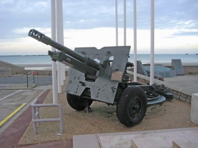 25 POUNDER AND ARROMANCHES BEACH.jpg